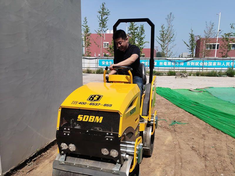 座駕振動(dòng)壓路機(jī)在惡劣環(huán)境下如何工作？