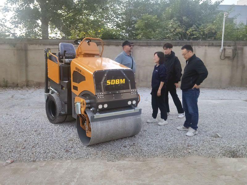 國(guó)外客戶(hù)來(lái)我公司考察試駕小型壓路機(jī)