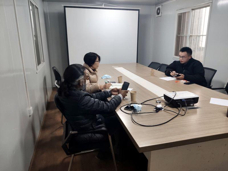 國外客戶來我廠考察，試駕奔馬小型壓路機